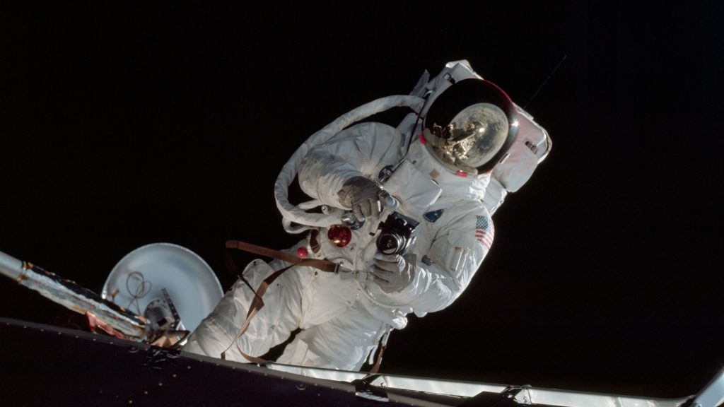 L'astronauta Russell L. Schweickart, pilota del modulo lunare, utilizza una fotocamera Hasselblad da 70 mm durante l'attività extraveicolare del quarto giorno della missione Apollo 9 in orbita terrestre.