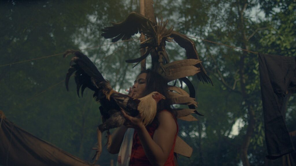 Screen di Radikals, corto del focus Filippine di Concorto 2025: una donna tiene in mano un pollo