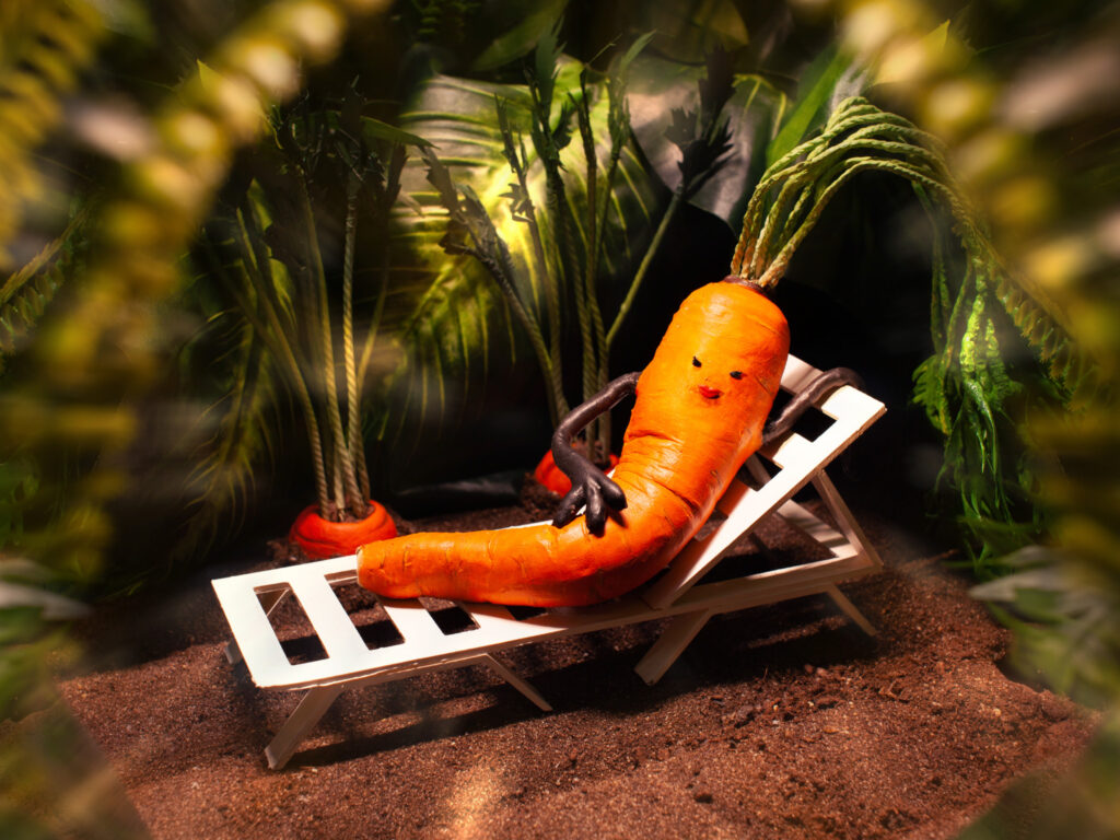 Fotogramma del film Carrotica di Daniel Sterlin-Altman, rappresentante una carota antropomorfa