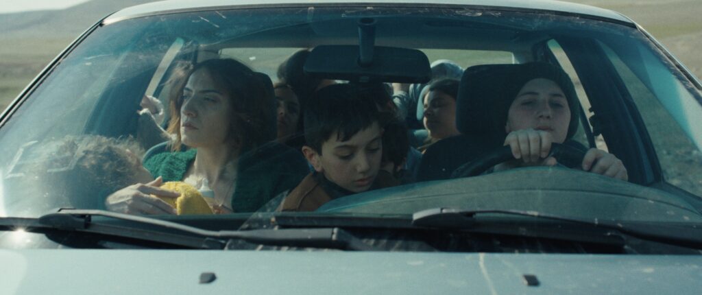 Screencap di 250 KM di Hasmik Movsisyan, film proiettato per il focus Short on Rights, raffigura sei donne e bambini in una macchina